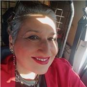 Insegnante di lettere, impartisce lezioni di italiano, storia e geografia